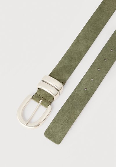 Ζώνη από σουέντ ελιάς με ασημένια μεταλλική αγκράφα και δύο θηλιές, με πολλαπλές τρύπες ρύθμισης κατά μήκος του ιμάντα.