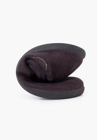 Zapatillas de color gris oscuro con parte superior de tela suave y suela de goma, enrolladas en una forma compacta. Cuentan con un forro interior de felpa para mayor comodidad.