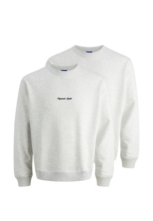 Ljust grå sweatshirts med rundad halsringning, ribbade ärmslut och midja. Svart text "Original Studio" på bröstet. Mjuk tygtextur.