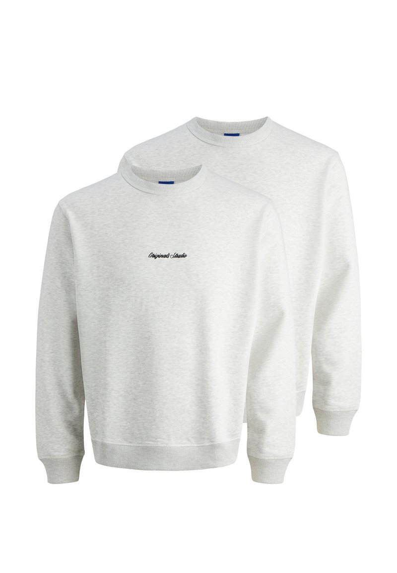 Lys grå sweatshirts med rund hals, ribbede manchetter og ribbet kant. Sort "Original Studio" tekst på brystet. Blød stoftekstur.