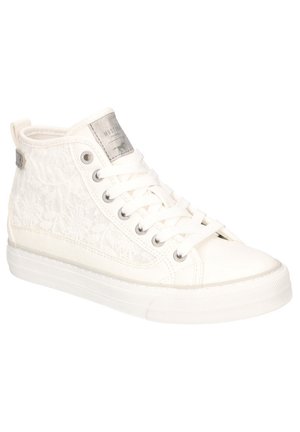 Biały sneaker za kostkę z kwiatowymi koronkowymi bokami, białymi sznurowadłami i srebrną naszywką z logo na języku i pętli pięty.