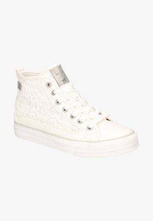 Biały sneaker za kostkę z kwiatowymi koronkowymi bokami, białymi sznurowadłami i srebrną naszywką z logo na języku i pętli pięty.