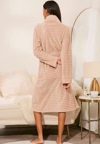 Lipsy SUPER SOFT TEXTURED DETAIL - REGULAR FIT - Halāts - brown