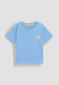 Lichtblauwe t-shirt met korte mouwen, met een gele zonafbeelding op de borst en een gele accentuering op de kraag. Gemaakt van zacht materiaal.