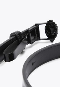 Ceinture en cuir noir avec une finition brillante, boucle rectangulaire et taille ajustable avec une sangle boucle pour un ajustement sûr.