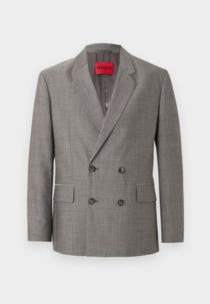 Sivi moški dvoredni blazer z režastimi reversi, štirimi gumbi, dvema sprednjima žepoma s poklopcem in rdečo nalepko "HUGO" znotraj ovratnika.