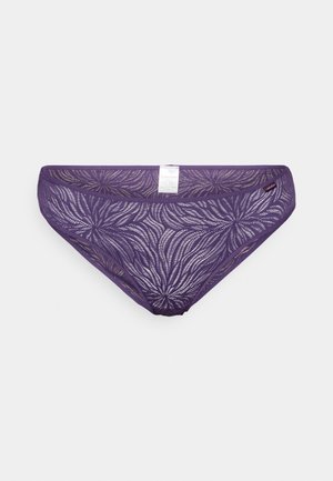 Bas de bikini en dentelle violette avec un motif floral, texture douce et coupe standard. L'étiquette affiche le logo Calvin Klein.