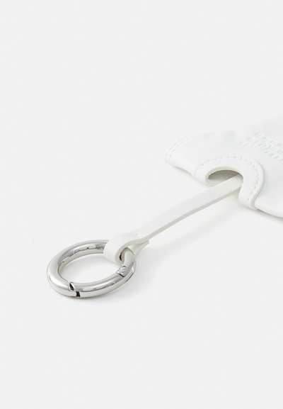 Vit läder nyckelringstillbehör med en slät yta, en rund silvermetallring, och en vit rem fäst för enkel hantering.