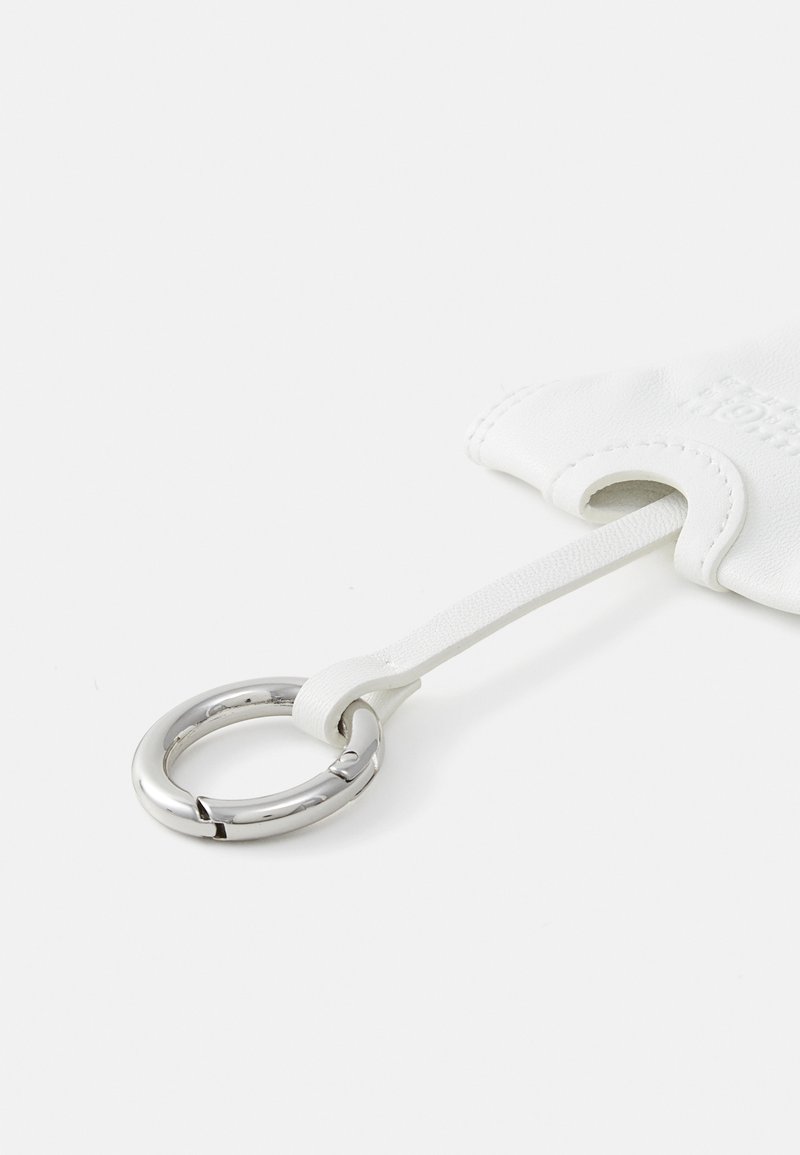 Weißes Leder-Schlüsselanhänger-Zubehör mit glatter Textur, einem runden silbernen Metallring und einem weißen Riemen für einfaches Handling.