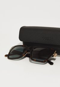Guess Gafas de sol - dark havana/gradient blue