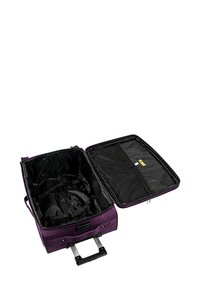 Maleta púrpura con carcasa rígida, asa retráctil y compartimento con cremallera. El interior cuenta con forro de tela negra y bolsillos de malla.