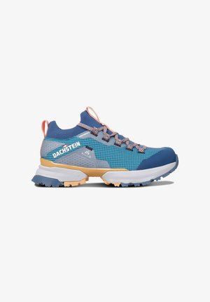 Blaue und graue synthetische Laufschuhe mit einem strukturierten Mesh-Obermaterial, orangefarbenen Akzenten und einer profilierten Außensohle für Traktion. Mit Markenlogo.