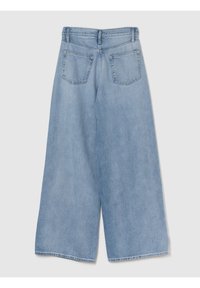 Jasnoniebieskie, szerokie spodnie dżinsowe z wysokim stanem, z dwiema tylnymi kieszeniami i prostą linią dołu, wykonane z miękkiej, teksturowanej bawełny.