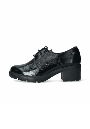 Scarpe in pelle verniciata nera con una finitura lucida, punta arrotondata, design con lacci e tacco grosso e robusto. Superficie texturizzata con accenti sottili.