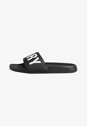 Sorte slidesandaler har et bredt rem med "SUPERDRY" i store hvide bogstaver, tekstureret fodseng og glat gummisål.