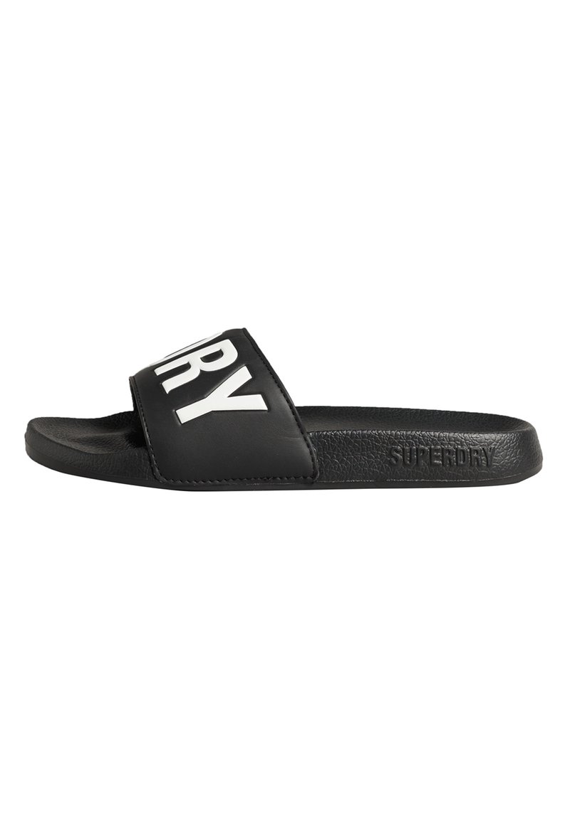 Zwarte slipper-sandalen hebben een brede strap met "SUPERDRY" in grote witte letters, een getextureerde voetbed en een gladde rubberen zool.