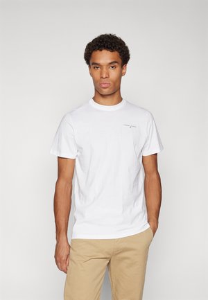 Weißes Baumwoll-T-Shirt mit rundem Ausschnitt und kurzen Ärmeln, versehen mit einem kleinen Logo auf der linken Brust. Glatte Textur; taillierte Passform.