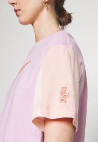 Nike Sportswear T-shirt med print - pink