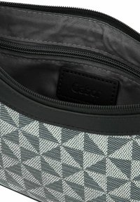Borsa geometrica nera e grigia con chiusura zip. L'interno presenta un rivestimento in tessuto liscio e una tasca con zip con etichetta Gabor.