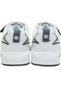 Fehér sportcipők hálós felsőrésszel és szürke díszítéssel. Párnázott talppal, állítható pánttal és texturált sarokkal rendelkezik.