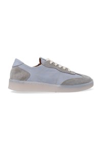 Jasnoniebieskie skórzane sneakersy z szarymi zamszowymi akcentami, okrągły czubek, płaska gumowa podeszwa i beżowe sznurówki, charakteryzujące się minimalistycznym wzornictwem.
