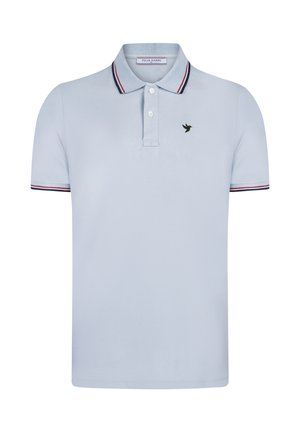 Világoskék rövid ujjú galléros póló két fehér gombbal, csíkos gallérral és ujjvégekkel, valamint egy kis fekete madár logóval a mellrészen.