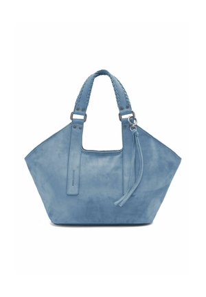 Sac à main en daim bleu clair avec de larges anses tressées, un détail pompon sur une anse et une forme légèrement trapézoïdale.