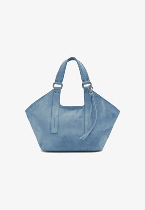 Sac à main en daim bleu clair avec de larges anses tressées, un détail pompon sur une anse et une forme légèrement trapézoïdale.