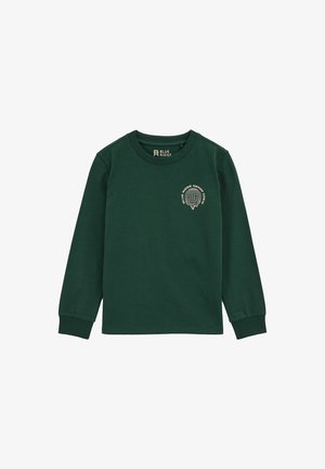 Maglietta verde a maniche lunghe in cotone, con scollatura rotonda. Dettagli notevoli includono una stampa grafica sull'area del petto sinistro.