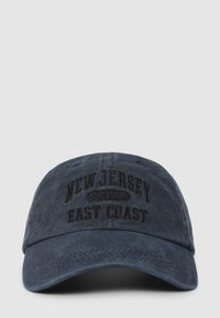 Cappello in cotone blu scuro con visiera curvata. Presenta il testo ricamato "NEW JERSEY" e "EAST COAST" in nero. Texture usurata evidente.