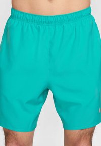 Calções de banho turquesa com cintura elástica, tecido liso e detalhe de logótipo contrastante no lado inferior direito.