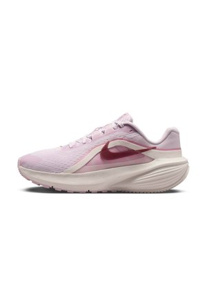 Lyserød løbesko med hvid sål og mørkerød Nike swoosh-logo på siden, set fra ydersiden.