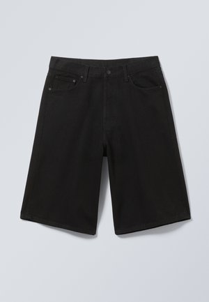 Zwarte denim korte broek tot op de knie met voorzakken, lussen voor een riem en een knoopsluiting, getoond op een lichtgrijze achtergrond.