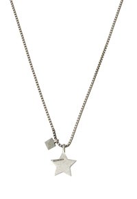 Collier en ton argent avec un pendentif étoile texturé et un charme cube géométrique, sur une chaîne fine à maillons.