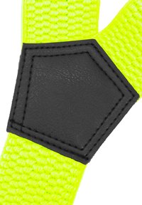 Neon-gelber Gurt mit strukturiertem Finish, das an der Verbindung einen schwarzen hexagonalen Lederakzent aufweist. Sichtbare Rechtecknähte.