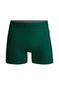 Zöld boxer alsónadrág, puha és rugalmas anyagból. Fekete derékpánttal rendelkezik, amelyen a "MUCHACHOMALO" logo található, és megerősített varrással készült.