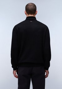 Zwarte pullovertrui met een hoge kraag, geribde manchetten en onderkant, met een klein logo op de achterkant. Zacht breiwerk, relaxed fit.
