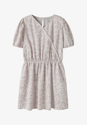 Hellrosa kurzärmeliges Kleid mit dezentem Blumenmuster, elastischer Taille, Wickelstil vorne und kleinem Knopfverschluss hinten.