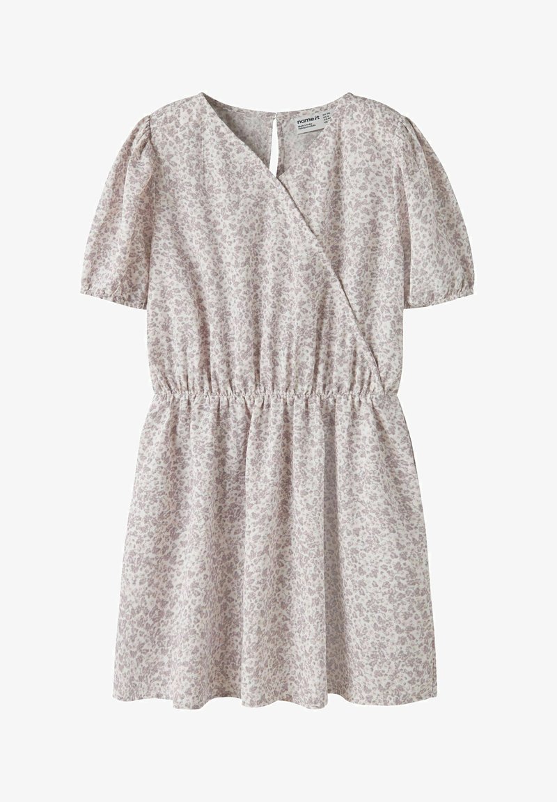 Robe rose pâle à manches courtes avec motif floral subtil, taille élastique, devant croisé et petite fermeture à bouton à l'arrière.