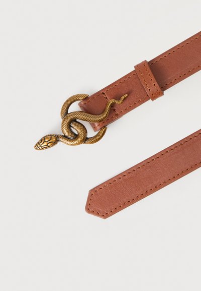 Ceinture en cuir marron avec une boucle serpent métallique dorée, présentant un design détaillé de serpent enroulé autour de l'extrémité de la ceinture.