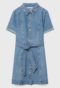 Robe en denim à manches courtes de couleur bleu clair, avec un col pointu, des boutons sur le devant, et une ceinture assortie pour marquer la taille.