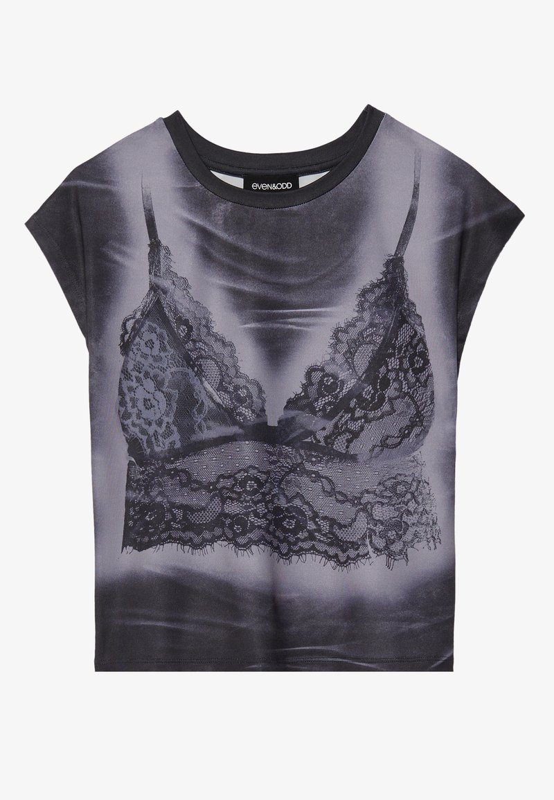 T-shirt noir à manches courtes avec un imprimé photographique d'un bralette en dentelle. Présente un décolleté large et une texture de tissu douce.