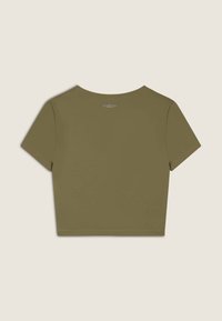 T-shirt cropped verde oliva con maniche corte, scollo rotondo e un piccolo logo argento sul retro. Tessuto liscio e design semplice.
