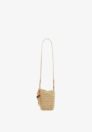 Bolso bandolera pequeño tejido en beige con correa larga ajustable y llaveros coloridos colgando a un lado.