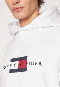 Tommy Hilfiger FLAG HOODY - Felpa - white