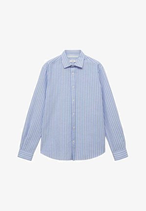 Světle modrá košile s dlouhým rukávem, s vertikálními bílými pruhy, s límečkem na knoflíky a manžetami. Vyrobena z měkké tkaniny s hladkým povrchem.