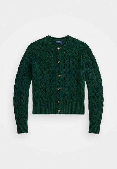 Zeleni pulover s pletenico in okroglim izrezom, rjavimi gumbi, rebrastimi zapestji in robom; na prsih ima majhen vijoličen logotip.