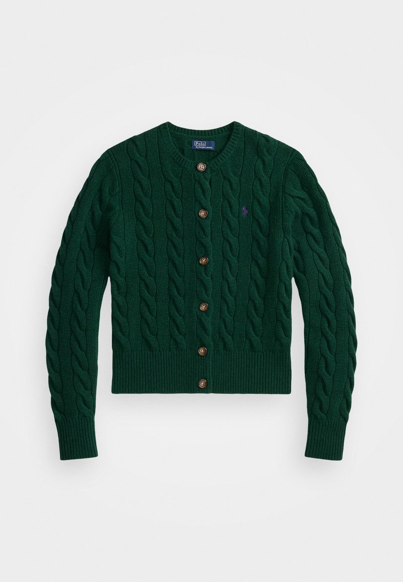Grøn kabelstrikket cardigan med rund halsudskæring, brune knapper, ribbede manchetter og kant; har et lille lilla logo på brystet.