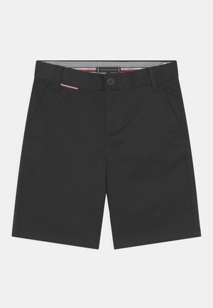 Sorte herreshorts med knap- og lynlåslukning, sidelommer, bæltestropper og en lille Tommy Hilfiger-logoetiket nær taljen.