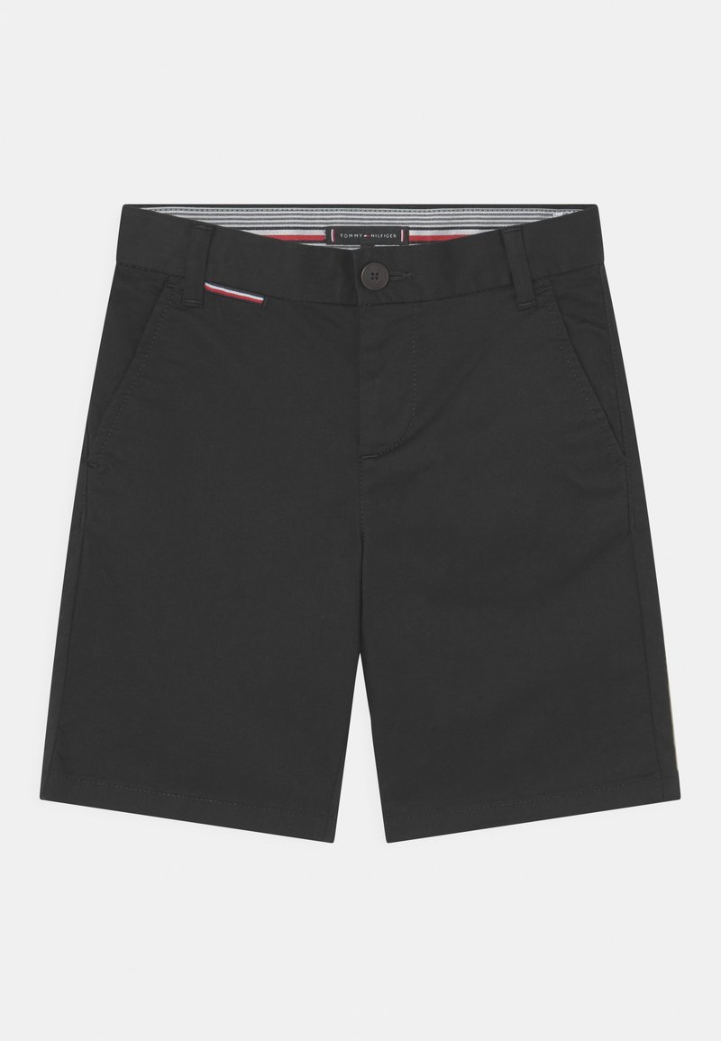 Shorts noirs pour hommes avec fermeture à bouton et zip, poches latérales, passants pour ceinture, et une petite étiquette logo Tommy Hilfiger près de la taille.